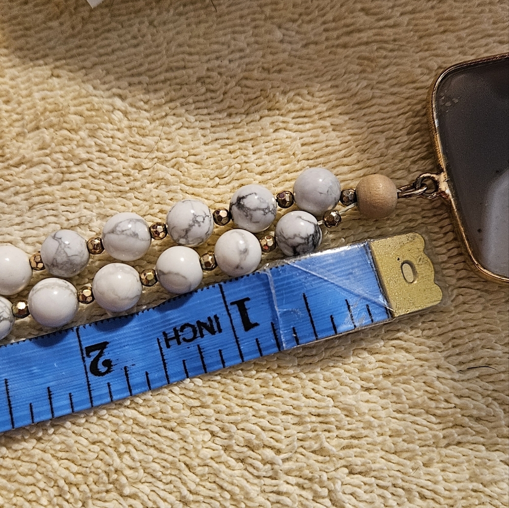 Beautiful Gray and white Agate gold tone framed Necklace with beads - Picture 8 of 17